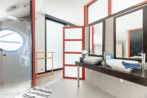 Large fully renovated 250m house - image 3