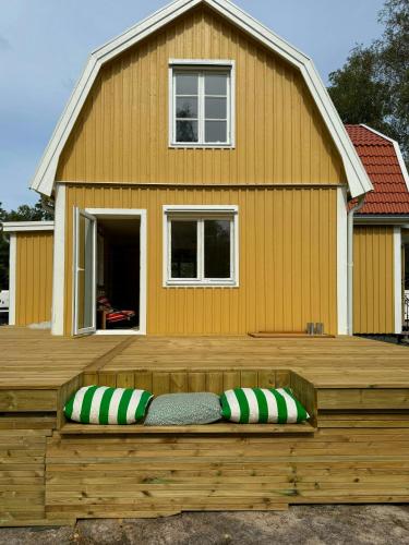 숙소 외관, Classic Swedish Wooden House Near Sea And Forest in 스뱅스타