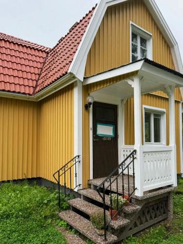 숙소 외관, Classic Swedish Wooden House Near Sea And Forest in 스뱅스타