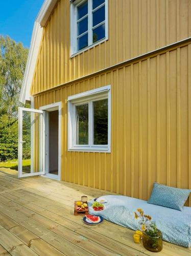 숙소 외관, Classic Swedish Wooden House Near Sea And Forest in 스뱅스타