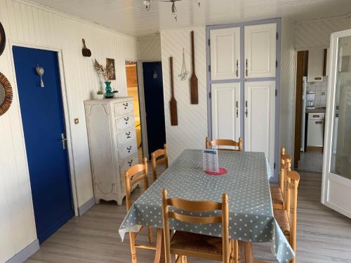 AIG 48 – Chalet climatisé – Gruissan – 6 personnes