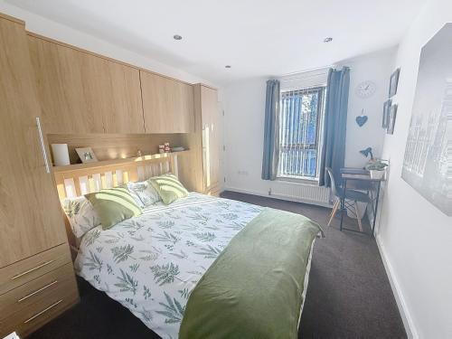 Ensuite Room near Hanley City Centre & Free WiFi – khách sạn tại Joiner's Square