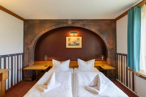 1 queen bed, 2 twin beds