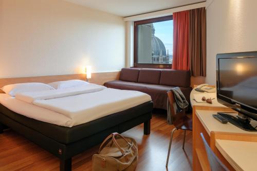 Standard Room with One Double Bed and One Single Bed image 5