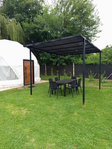 정원, Glamping Vaqueros in 바케로스