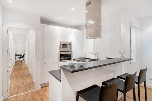 Stylish 2-Bed Apartment in Salamanca Madrid - image 8