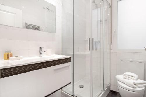 Stylish 2-Bed Apartment in Salamanca Madrid - image 7