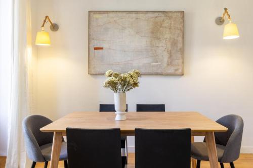 Stylish 2-Bed Apartment Near Madrid Landmarks - image 5