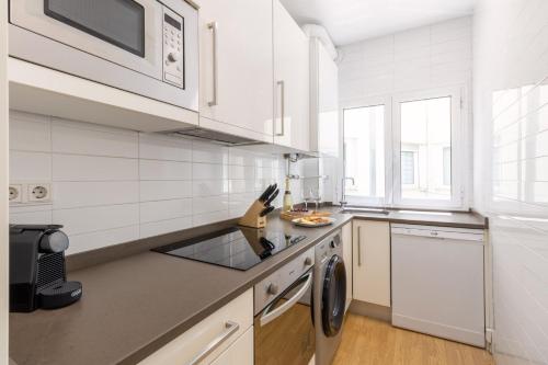 Stylish 2-Bed Apartment Near Madrid Landmarks - image 2