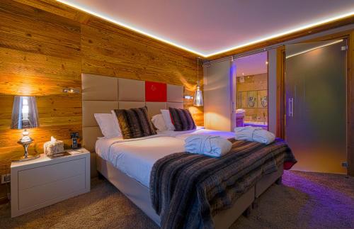 2 twin beds, 1 sofa bed