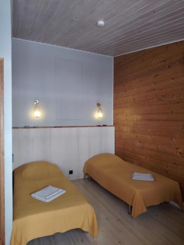 2 twin beds
