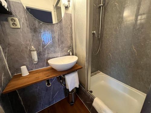 room detail thumbnail 2