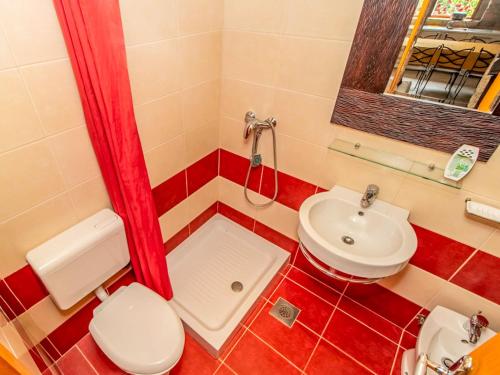 浴室, Holiday Home Podgori by Interhome in 巴里比