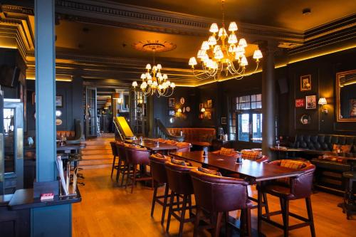 Фасада на хотела, Royal Whitby in Уитби