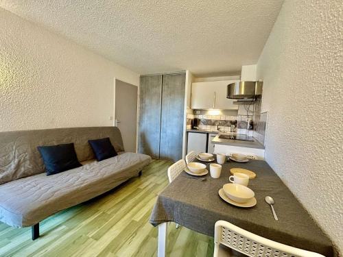 PRECO 459 SAINTE MAXIME Studio cabine 4 couchages Piscine et parking