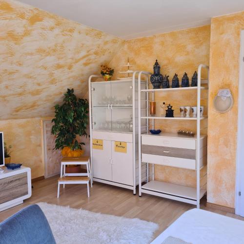 Rooftop Apartment komplett möbliert,direkt an der Haltestelle, nach Heidelberg,Mannheim ,Weinheim (,, Himmelsblick "Apartment komplett mobliert,direkt an der Haltestelle, nach Heidelberg,Mannheim ,We) in Hirschberg an der Bergstrasse
