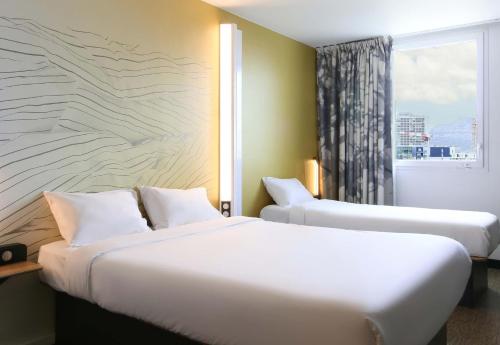 1 queen bed, 1 twin bed