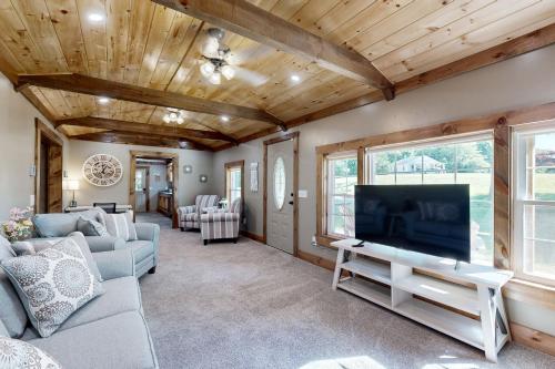 4 Mi to Dtwn Morganton! Family Retreat w/ Patio in 摩根頓(NC)