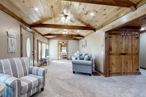 4 Mi to Dtwn Morganton! Family Retreat w/ Patio in 摩根頓(NC)