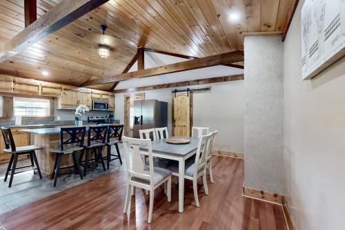 4 Mi to Dtwn Morganton! Family Retreat w/ Patio in 摩根頓(NC)