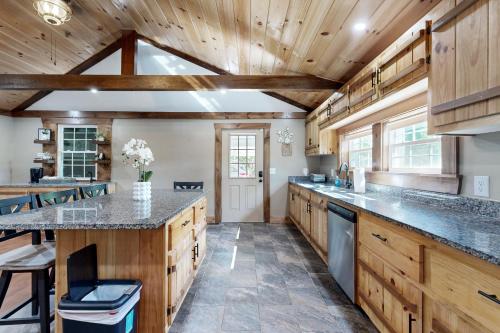 4 Mi to Dtwn Morganton! Family Retreat w/ Patio in 摩根頓(NC)
