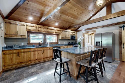 4 Mi to Dtwn Morganton! Family Retreat w/ Patio in 摩根頓(NC)