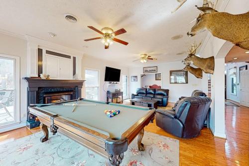 Lakefront Chateau in Pulaski, USA
