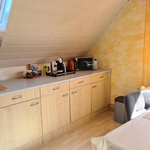 Rooftop Apartment komplett möbliert,direkt an der Haltestelle, nach Heidelberg,Mannheim ,Weinheim (,, Himmelsblick "Apartment komplett mobliert,direkt an der Haltestelle, nach Heidelberg,Mannheim ,We) in Hirschberg an der Bergstrasse