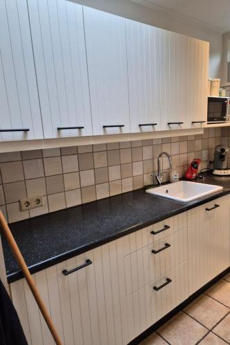 ห้องครัว, Holiday Home in Den Burg mit Möblierter Terrasse by Interhome (Holiday Home in Den Burg mit Moblierter Terrasse by Interhome) in เดน บูร์ก