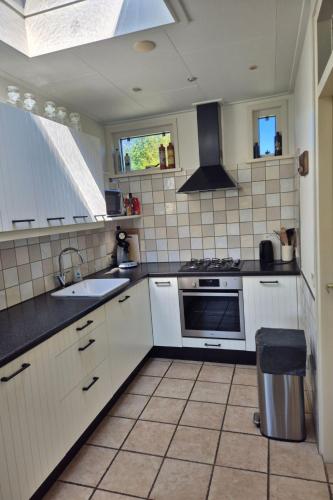 ห้องครัว, Holiday Home in Den Burg mit Möblierter Terrasse by Interhome (Holiday Home in Den Burg mit Moblierter Terrasse by Interhome) in เดน บูร์ก