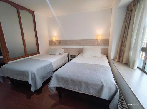 2 twin beds