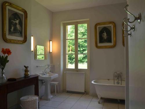 Holiday Home Altehrwürdiges Landhaus mit Pool in Aquitanien für 12 Personen by Interhome (Holiday Home Altehrwurdiges Landhaus mit Pool in Aquitanien fur 12 Personen by Interhome) in Saint-Agne