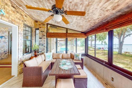 Dock! Bayfront Pensacola Retreat 10 Mi to Dtwn – khách sạn tại Bellview