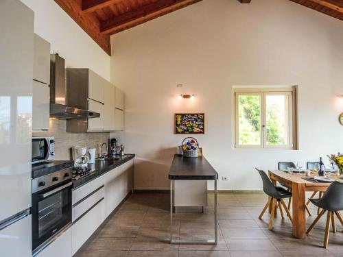 Cozinha, Apartment The View 2 by Interhome in Sala Comacina
