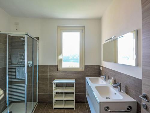 Casa de banho, Apartment The View 2 by Interhome in Sala Comacina