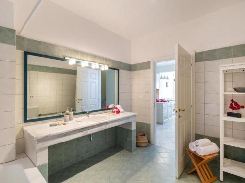 ห้องน้ำ, Holiday Home God Bacchus - God Dionysus Villa by Interhome in ลิวาดี (ติรอส)