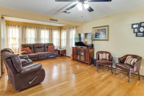 Hike, Fish & Explore: McMinnville Farmhouse + Yard in Makminvilla (TN)
