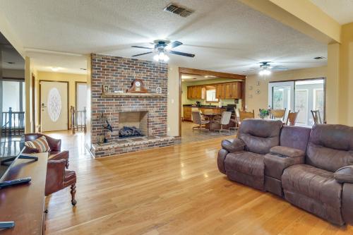 Hike, Fish & Explore: McMinnville Farmhouse + Yard in Makminvilla (TN)