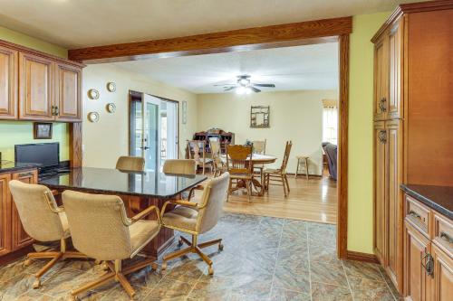 Hike, Fish & Explore: McMinnville Farmhouse + Yard in Makminvilla (TN)