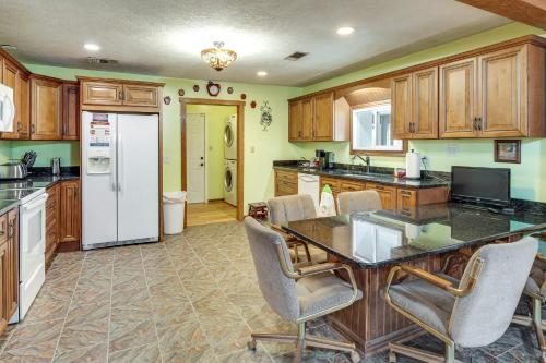 Hike, Fish & Explore: McMinnville Farmhouse + Yard in Makminvilla (TN)