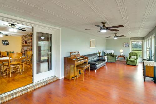 Hike, Fish & Explore: McMinnville Farmhouse + Yard in Makminvilla (TN)