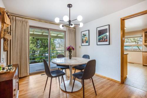 Stylish Seattle Home with Hot Tub in Burien (WA)