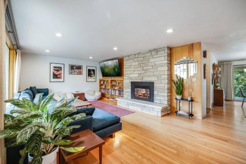 Stylish Seattle Home with Hot Tub in Burien (WA)