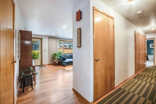 Stylish Seattle Home with Hot Tub in Burien (WA)