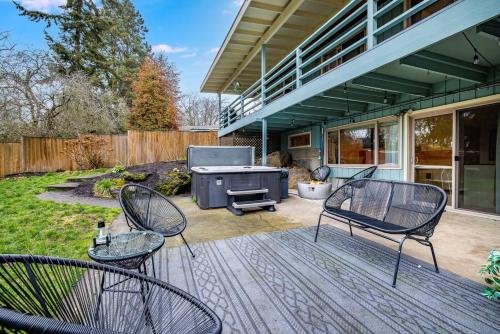 Stylish Seattle Home with Hot Tub in Burien (WA)