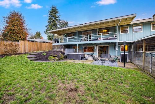Stylish Seattle Home with Hot Tub in Burien (WA)