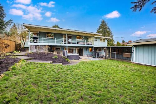 Stylish Seattle Home with Hot Tub in Burien (WA)