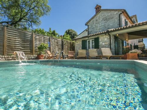  Heritage Holiday Home in Visnjan with Outdoor Pool in Višnjan