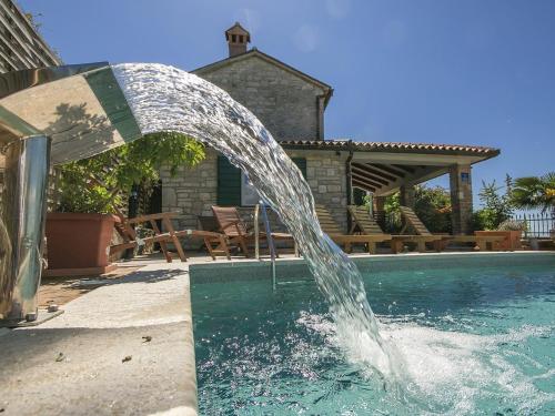  Heritage Holiday Home in Visnjan with Outdoor Pool in 52463 Višnjan