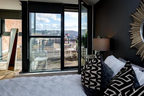 Deluxe City Centre Studio Apartment with Balcony & City Views - FREE WIFI NETFLIX, GYM ACCESS - WESTONE